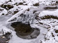 Klausgraben - Eis umgibt eine Kaskade im Klausbach mit offenem Loch davor